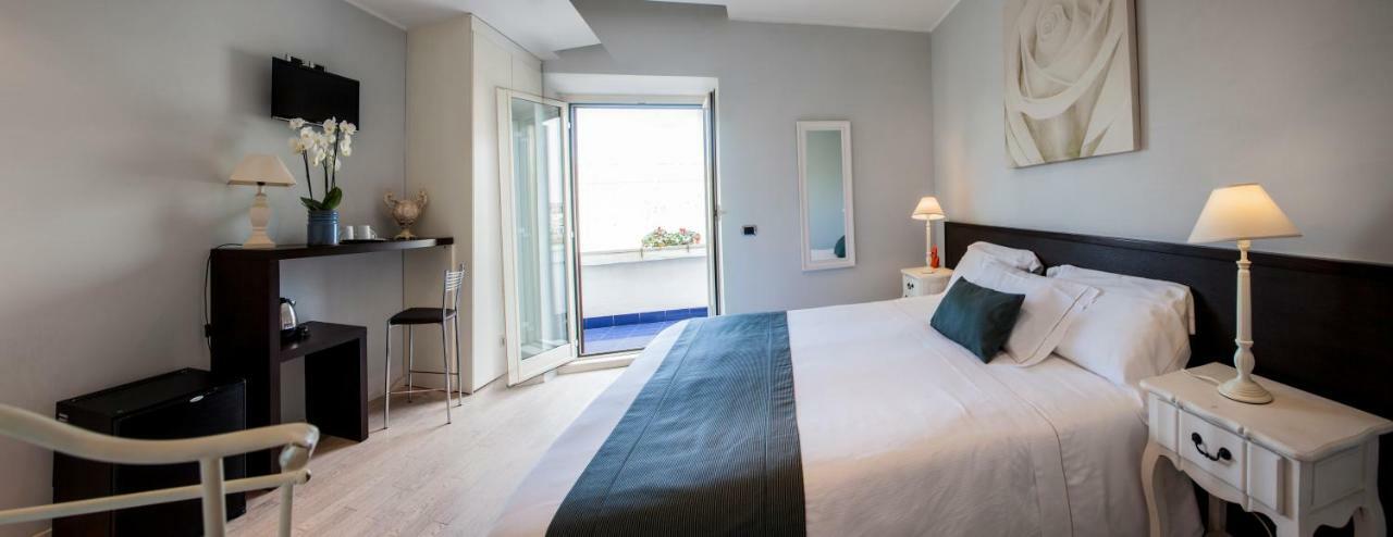 Pascucci Al Porticciolo Hotel Фьюмичино Экстерьер фото